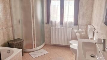 Haartrockner, Bidet, Handtücher, Toilettenpapier