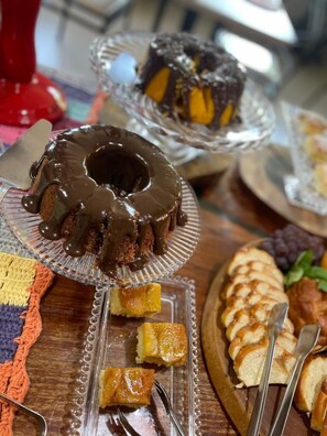 Desayuno con opciones de la cocina local incluido todos los días 
