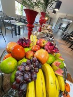 Café da manhã com pratos da culinária local grátis todos os dias