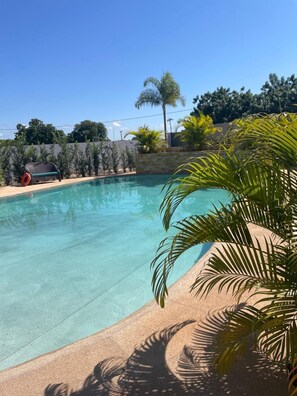 Una piscina al aire libre