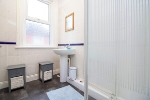 Double Room | Bathroom - Pebbles Guest House room 16 (Southampton)