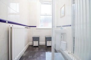 Double Room | Bathroom - Pebbles Guest House room 16 (Southampton)