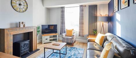 Télévision, cheminée, espaces bureaux