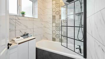 Douche, sèche-cheveux, serviettes fournies, shampoing