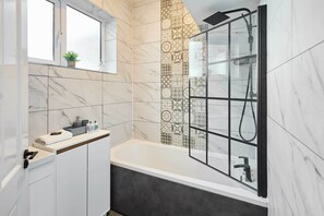 Dusche, Haartrockner, Handtücher