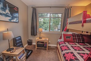 4 bedrooms, iron/ironing board, free WiFi, bed sheets - Lake Forest # 117 by Hauserman Rentals (Tahoe City)