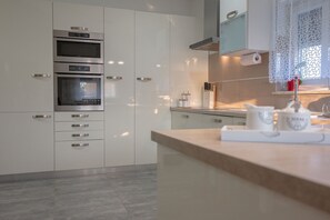 Fridge, microwave, oven, stovetop - Poolside Holiday House (Labin)