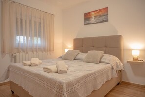3 slaapkamers, een strijkplank/strijkijzer, wifi, beddengoed