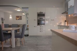 Fridge, microwave, oven, stovetop - Poolside Holiday House (Labin)