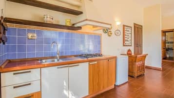 Réfrigérateur, plaque de cuisson, cafetiÚre/bouilloire, chaise haute