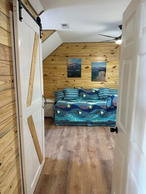 2 bedrooms, iron/ironing board, WiFi, bed sheets - Unique 2-bedroom upstairs unit, just 13 miles to Outer Banks. Close to shopping! (Grandy)