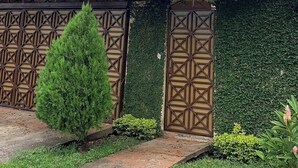 Ein Wohngebiet mit einem verschlossenen Eingang, einem kleinen Baum und einem gepflegten Garten.