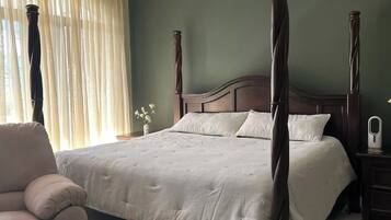 3 bedrooms, desk, iron/ironing board, free WiFi