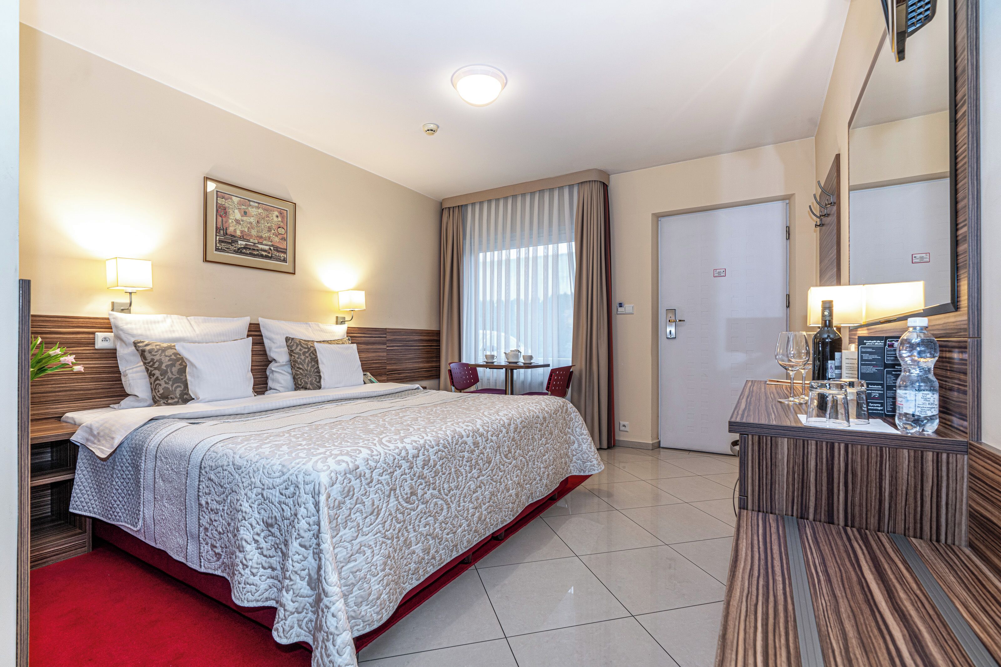 Kahden hengen standard-huone | Allergiatestatut vuodevaatteet, tallelokero huoneessa, työpöytä