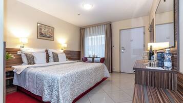 ملاءات للفراش لا تسبب الحساسية وخزنة داخل الغرفة ومكتب