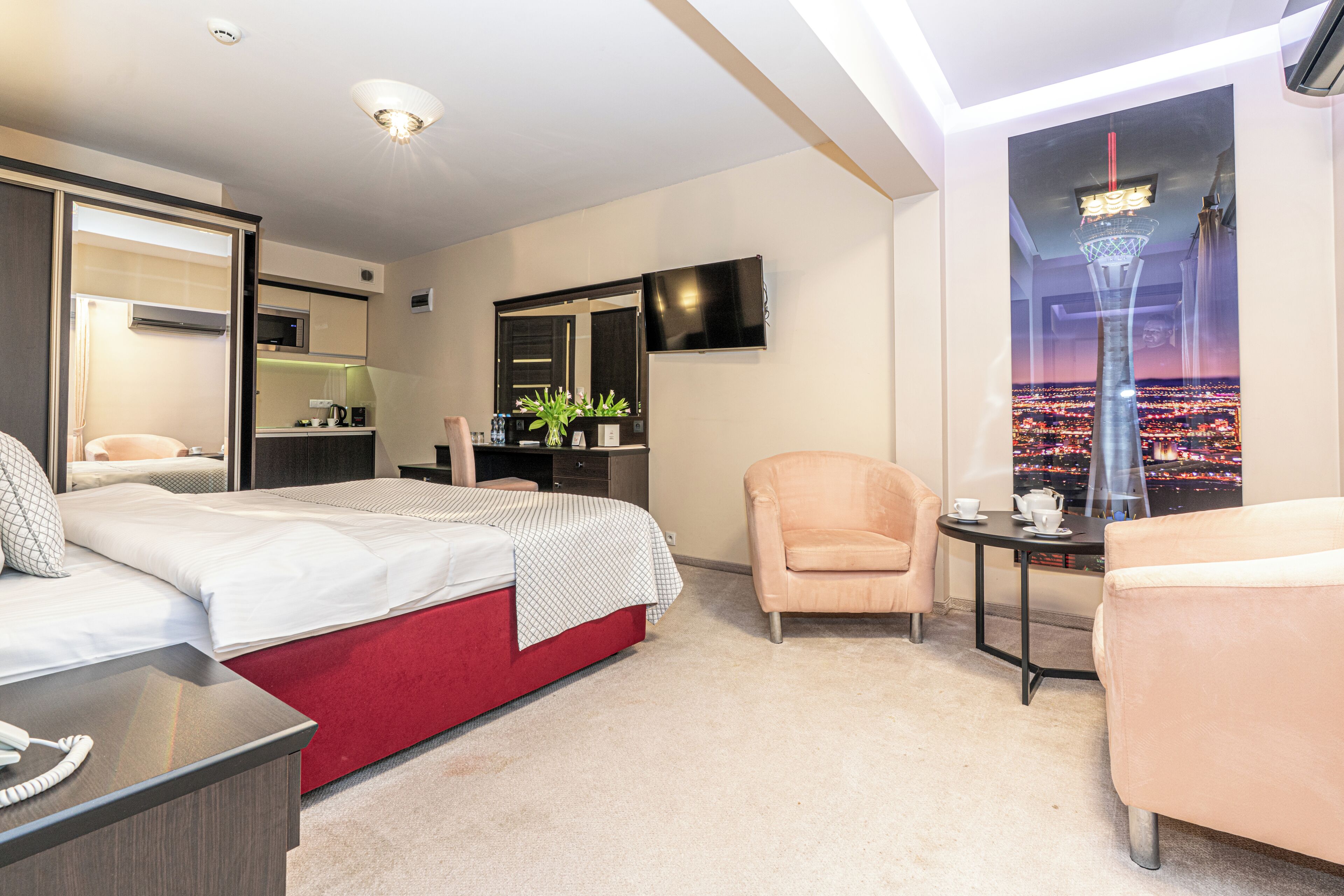 Studio Deluxe | Allergitestade sängkläder, värdeförvaringsskåp på rummet och skrivbord