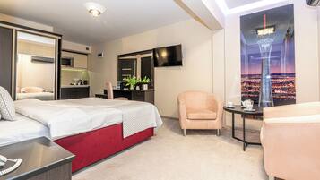 Studio Deluxe | Allergitestade sÀngklÀder, vÀrdeförvaringsskÄp pÄ rummet och skrivbord