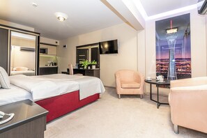 Deluxe Studio | Peralatan tempat tidur hipoalergenik, peti besi dalam bilik, meja 