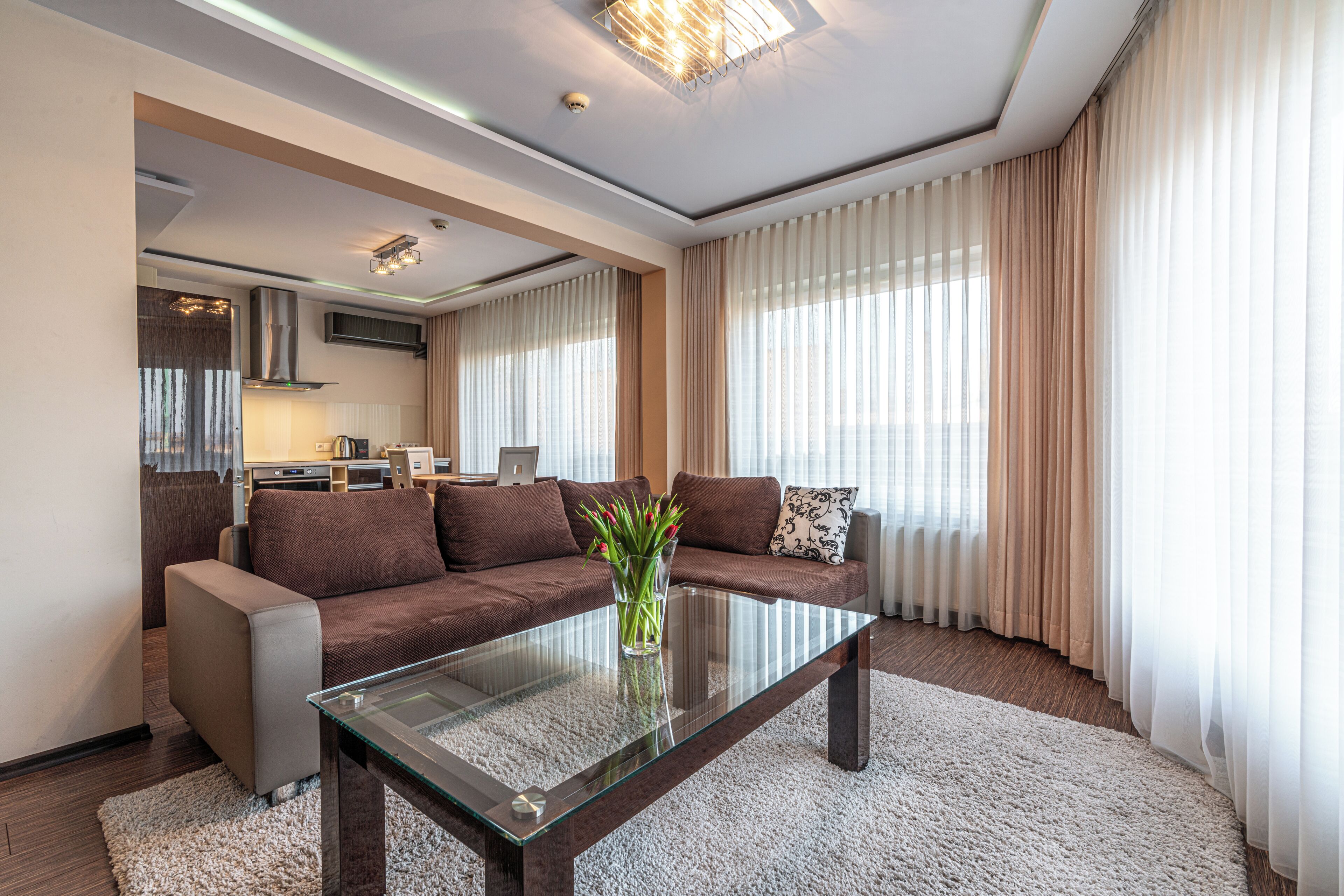 Lägenhet Deluxe | Allergitestade sängkläder, värdeförvaringsskåp på rummet och skrivbord