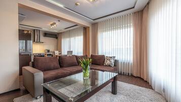 LÀgenhet Deluxe | Allergitestade sÀngklÀder, vÀrdeförvaringsskÄp pÄ rummet och skrivbord