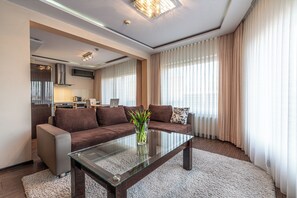 Deluxe Apartment | Peralatan tempat tidur hipoalergenik, peti besi dalam bilik, meja 