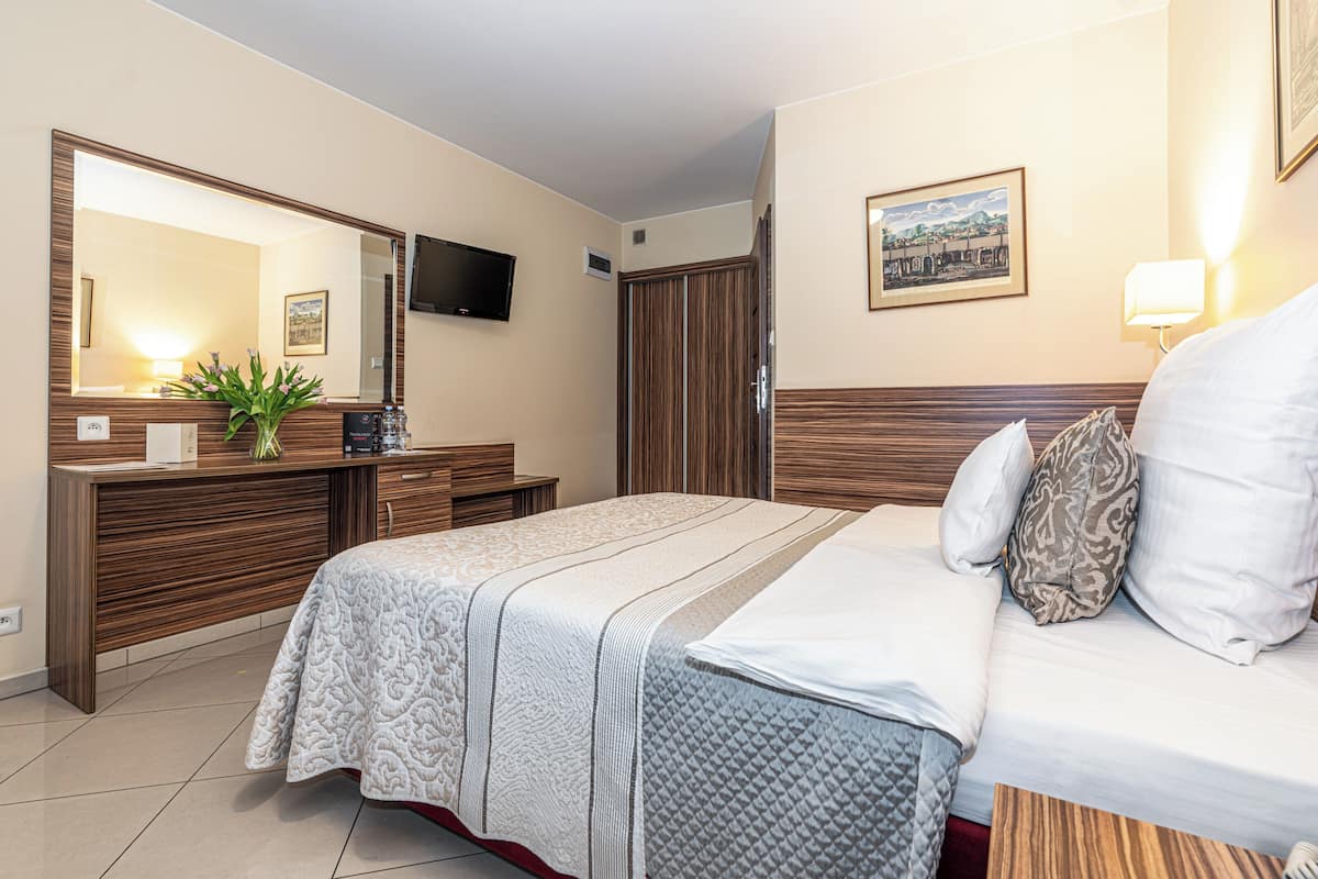 Hypo-allergenic bedding, in-room safe, desk, laptop workspace