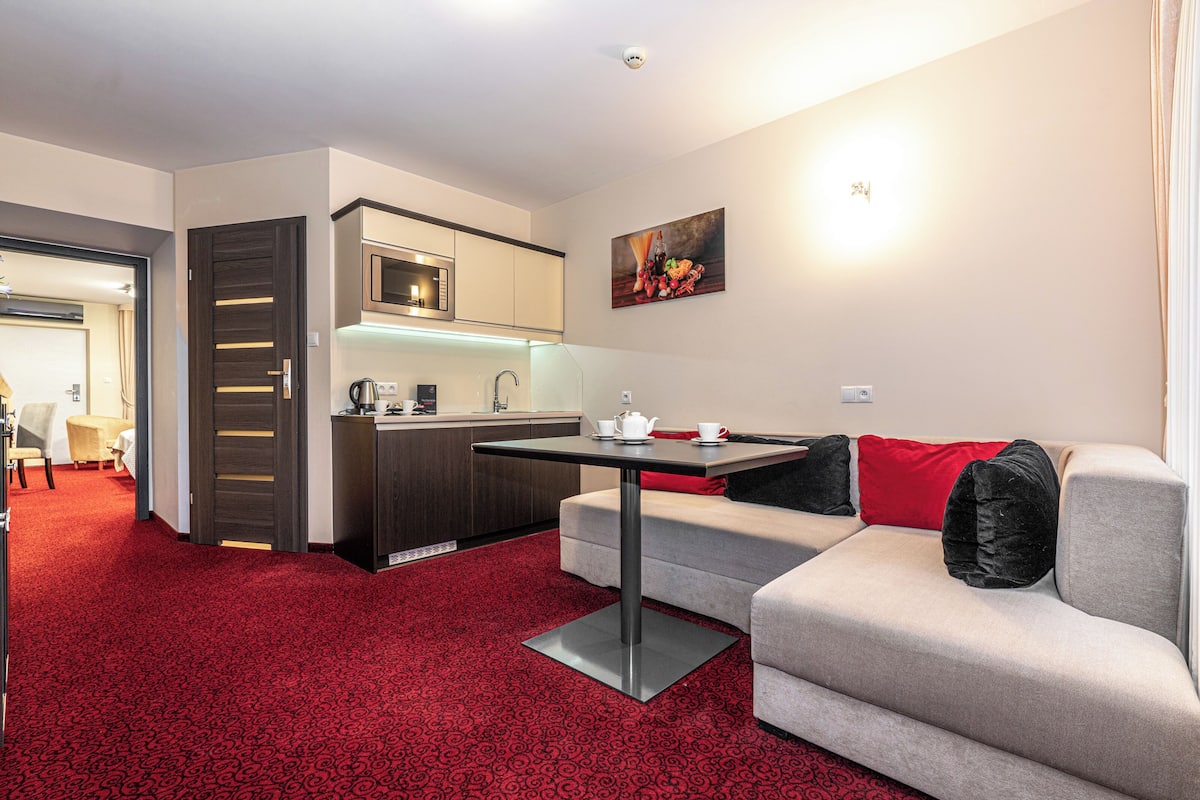 Junior Studio Suite | Hypo-allergenic bedding, in-room safe, desk, laptop workspace