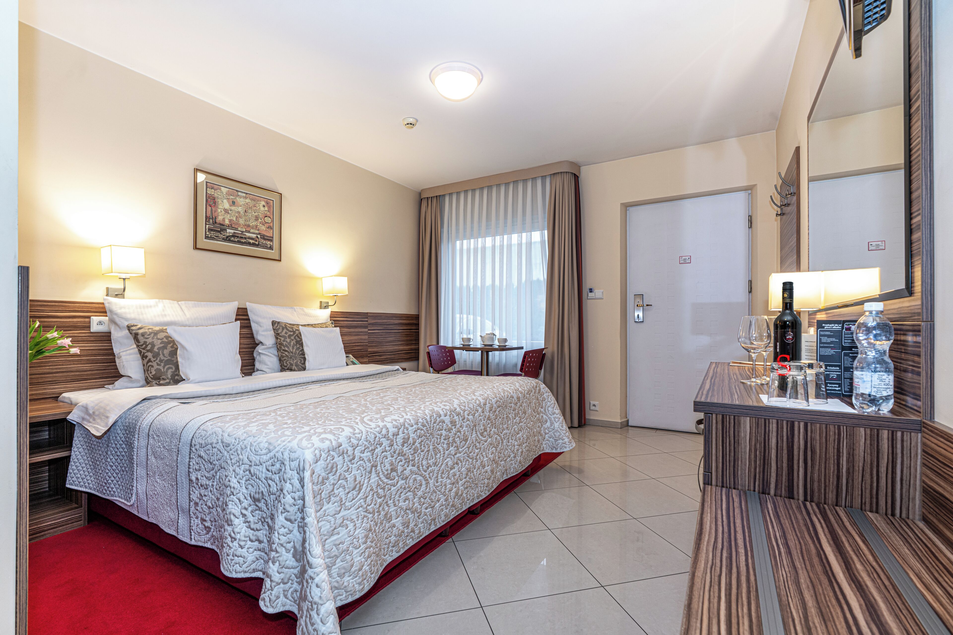 Dobbeltrom – standard | Allergitestet sengetøy, safe på rommet og skrivebord