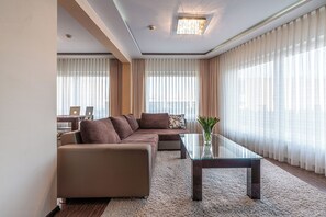 Deluxe Apartment | Hypo-allergenic bedding, in-room safe, desk, laptop workspace - Hotel Soray (Wieliczka)
