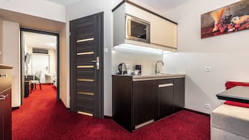 Junior Studio Suite | Hypo-allergenic bedding, in-room safe, desk, laptop workspace