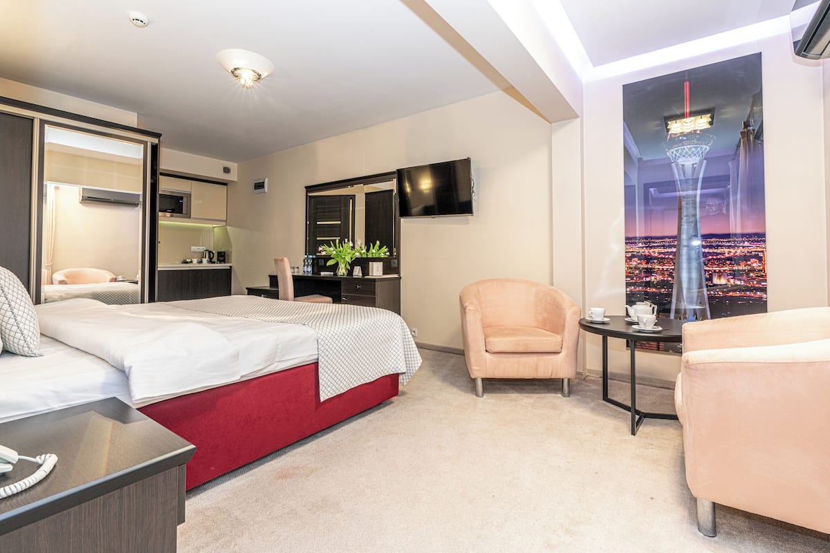 Deluxe Studio | Hypo-allergenic bedding, in-room safe, desk, laptop workspace