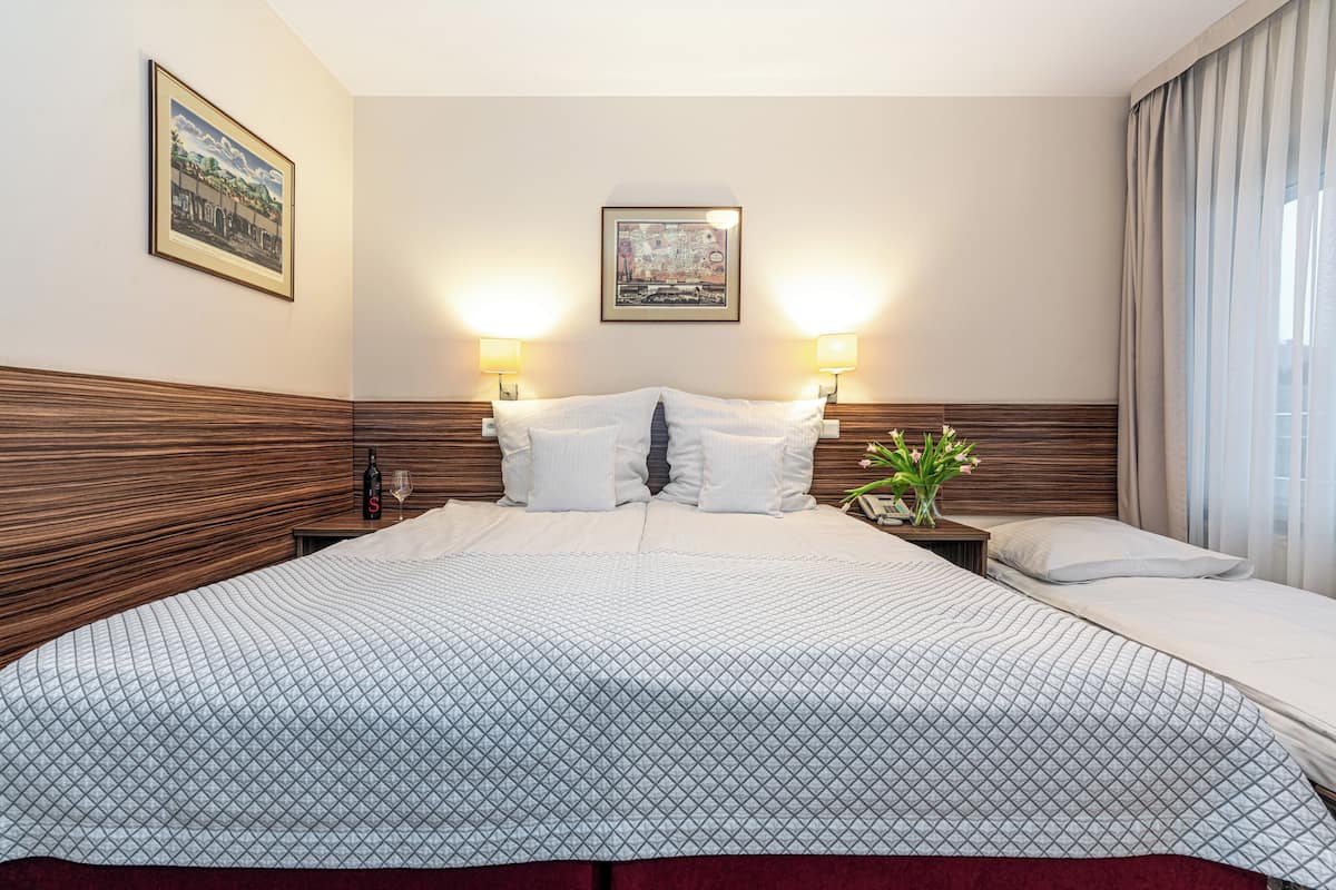 Standard Triple Room | Bathroom | Shower, hair dryer, towels, soap