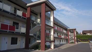 المنشأة من الخارج