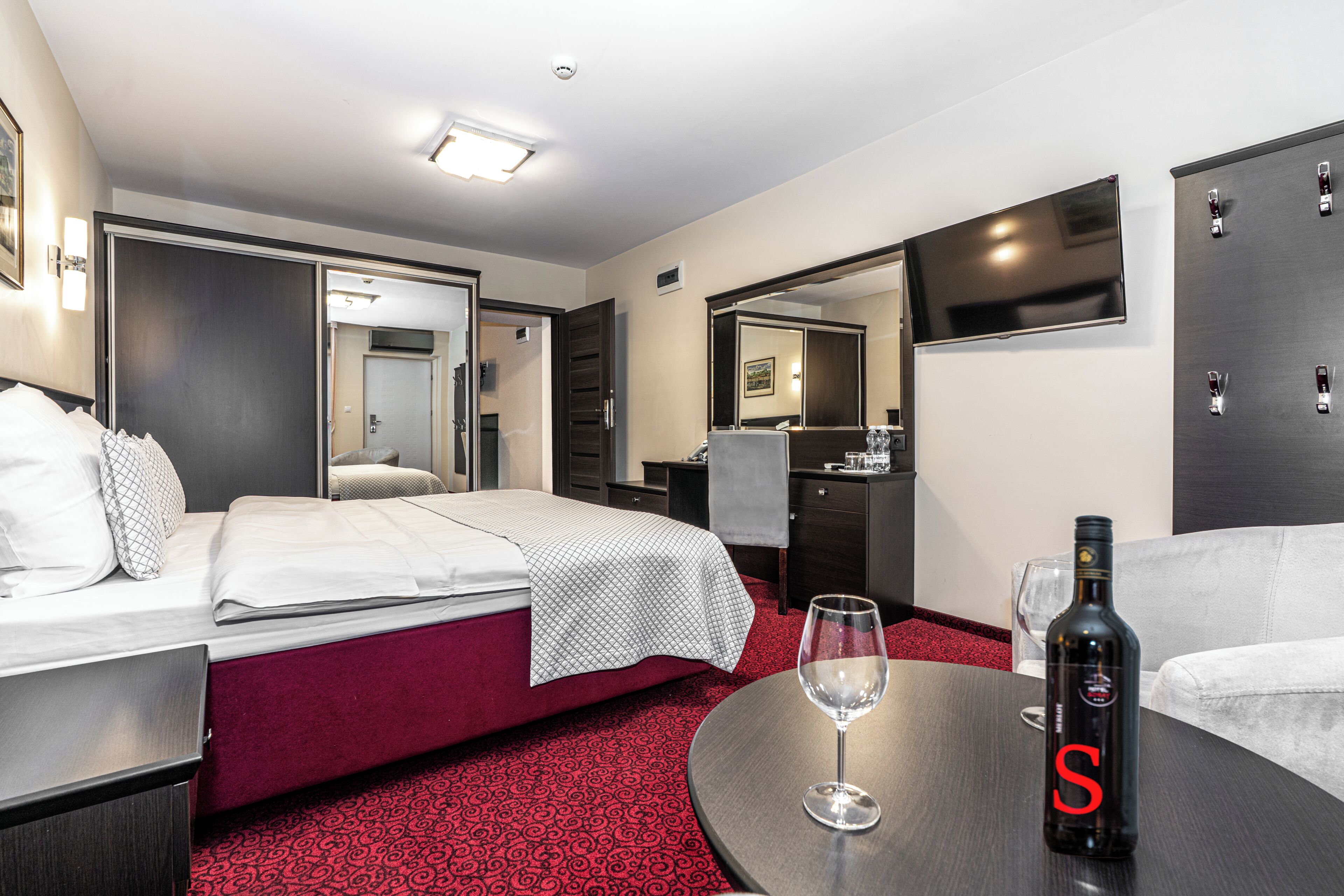 Hypo-allergenic bedding, in-room safe, desk, laptop workspace