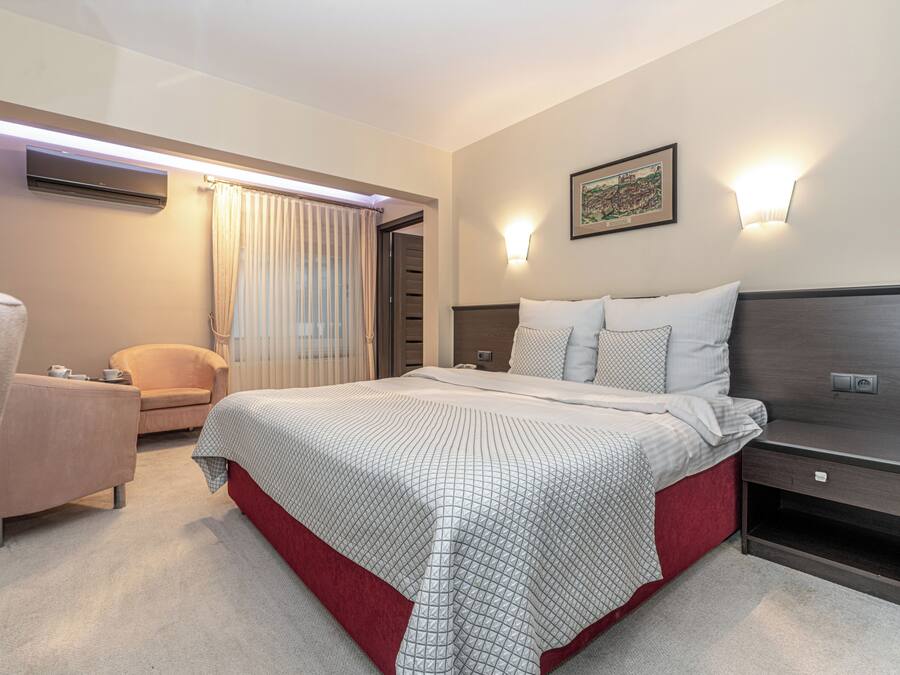 Studio – deluxe | Allergitestet sengetøy, safe på rommet og skrivebord