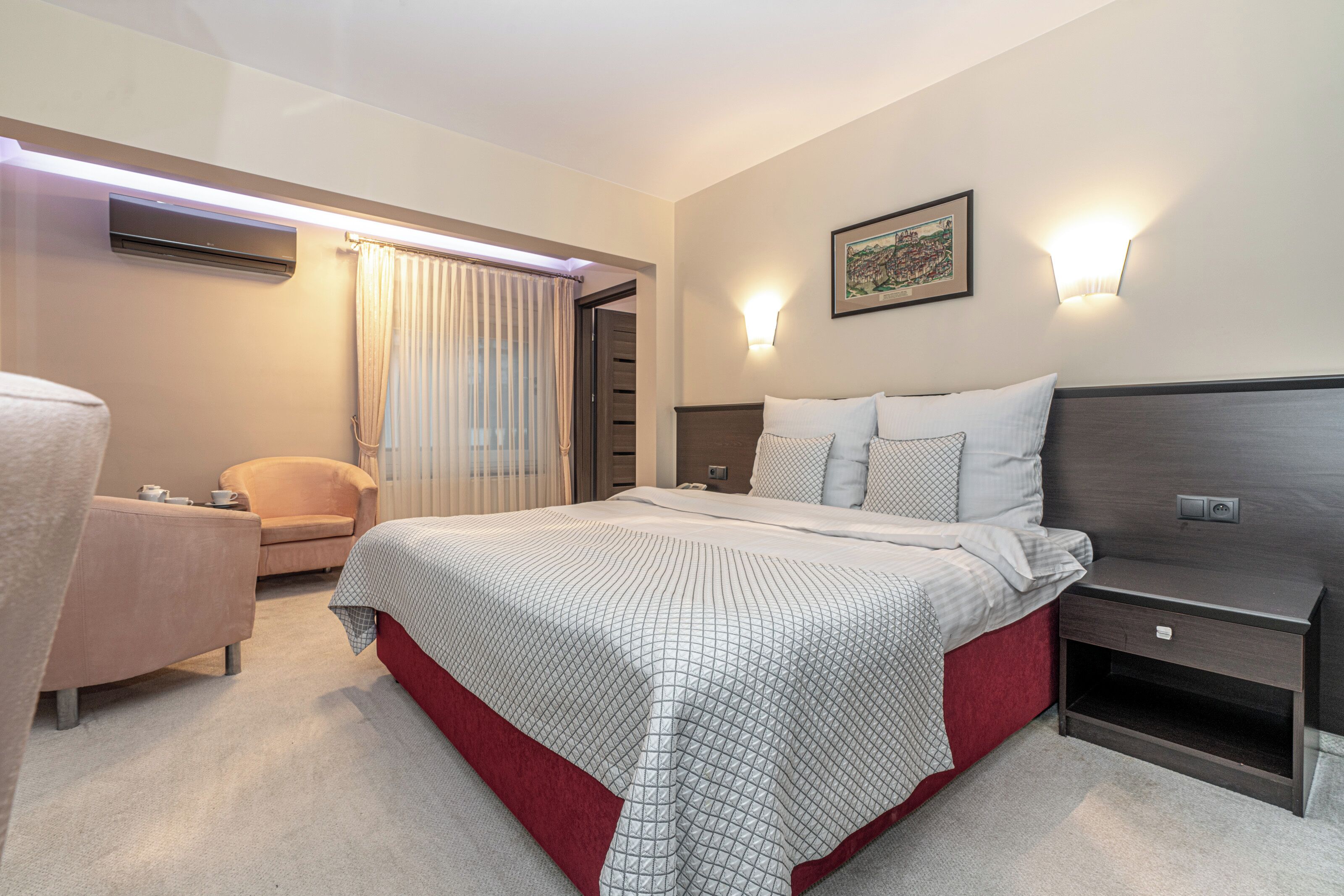 Deluxe Studio | Hypo-allergenic bedding, in-room safe, desk, laptop workspace