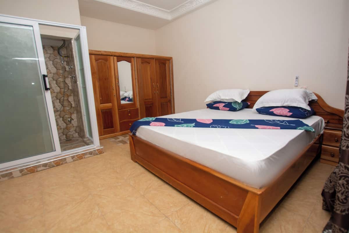 Desk, laptop workspace, iron/ironing board, free WiFi