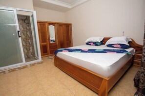 Skrivbord, arbetsyta för laptop, strykjärn/strykbräda och gratis wi-fi