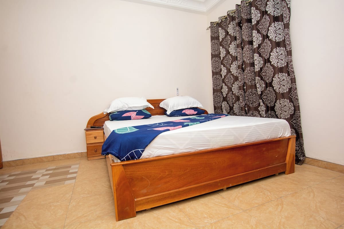 Deluxe Room | Desk, laptop workspace, iron/ironing board, free WiFi
