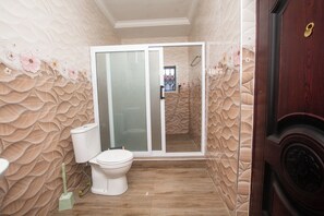 Dusch, gratis toalettartiklar, badrock och tofflor