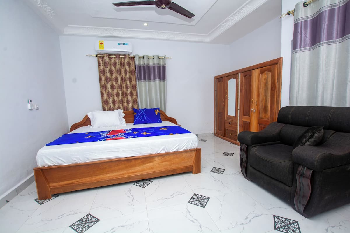 Family Room | Desk, laptop workspace, iron/ironing board, free WiFi