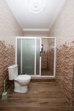 Douche, articles de toilette gratuits, peignoirs, chaussons