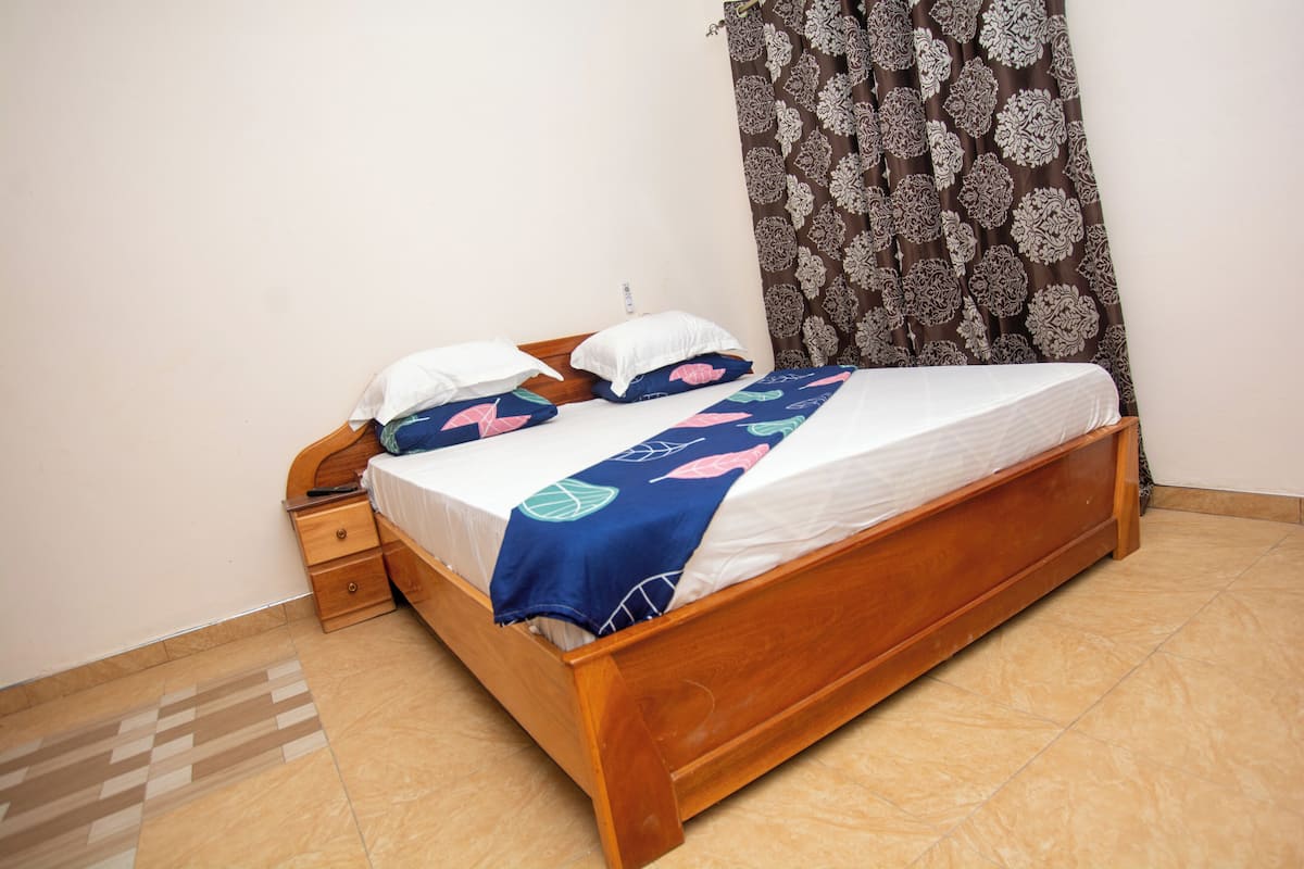 Deluxe Room | Desk, laptop workspace, iron/ironing board, free WiFi