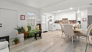 A modern apartment with a living room, dining area, and kitchen. - Bayside Escape | Cozy Hideaway Near Bayshore (Tampa)