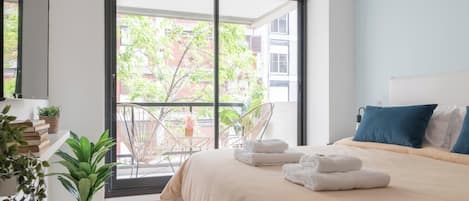 Studio (D) | Desk, laptop workspace, iron/ironing board, free WiFi