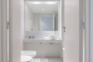 Studio (A) | Badkamer | Een bad/douchecombinatie, gratis toiletartikelen, een haardroger