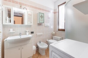 Regadera, secadora de cabello, bidet, toallas 