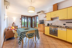 Coffee/tea maker, fridge, microwave, oven - Tina Home Lake View (Garda)