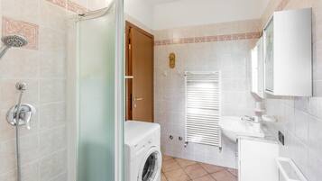 Dusche, Haartrockner, Bidet, Handtücher