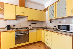 Coffee/tea maker, fridge, microwave, oven - Tina Home Lake View (Garda)
